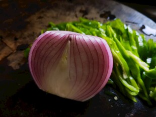 半颗紫洋葱与翠绿蔬菜