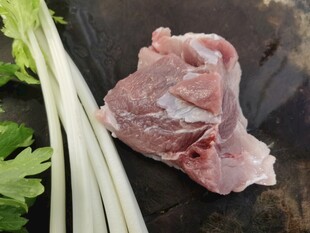五花肉和芹菜