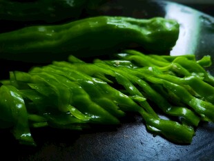 鲜绿虎皮青椒特写