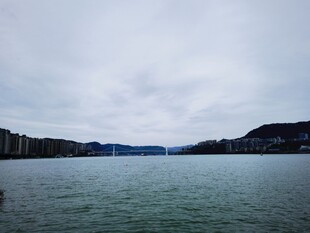 宁静湖景与远处山峦