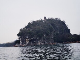 孤峰屹立于浩渺水面