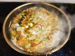 锅中烹饪的美味菜肴