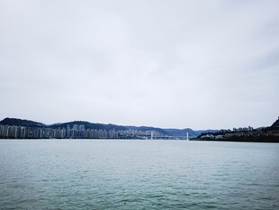 宁静湖景远山云雾缭绕