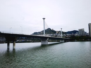 江上桥梁与城市景致