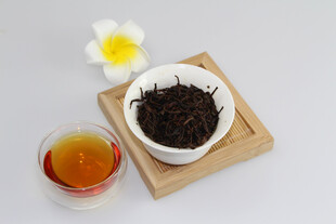 中式茶饮杯中茶香悠悠