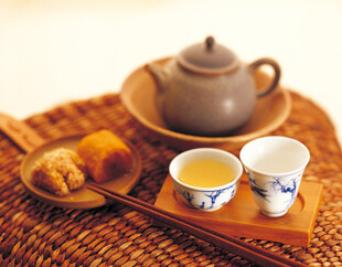 中式茶具与点心的雅致组合