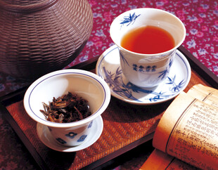 中式茶具与茶饮展示