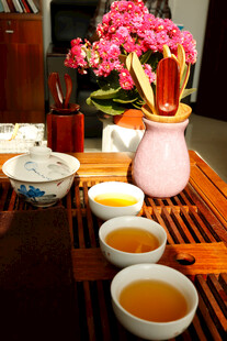 中式雅致茶具与花卉组合