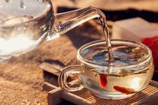 茶壶倾茶入杯泡枸杞