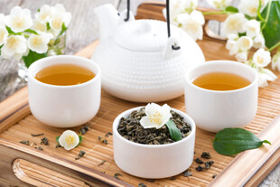 中式茶具与清新花卉组合