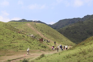 山间徒步队伍行进中