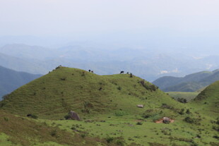 青山绿野间的壮阔山景