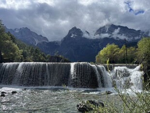 山间瀑布与壮丽山水景观