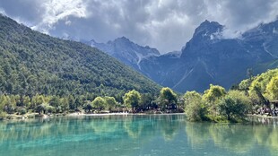 秀丽山水间的澄澈湖泊