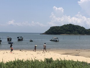 海边沙滩上的休闲场景