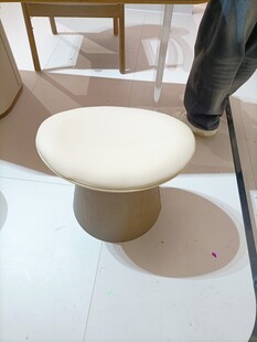 简约米色圆凳展示