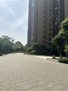 小区内宽敞整洁的道路