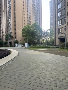 城市住宅区的宽敞步道