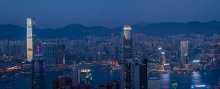 夜幕下的香港维多利亚港全景