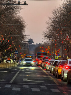 夜晚华灯初上的北京街道