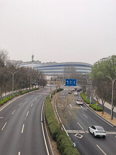 阴天北京高架桥下的公路