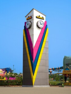 彩色条纹钟塔景观