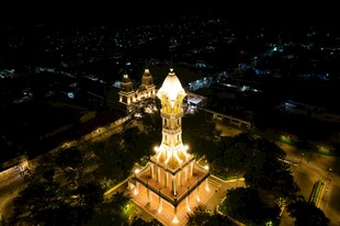 夜晚璀璨的巨型雕像景观
