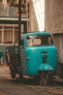 复古蓝色三轮小货车