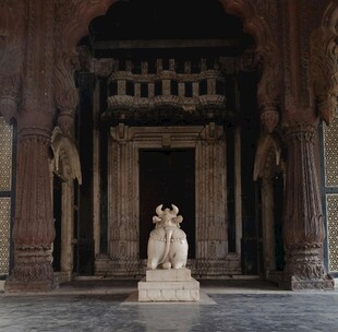 古老建筑内的精美雕塑