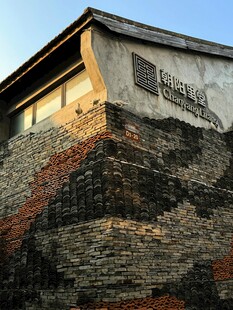古老斑驳的墙角建筑