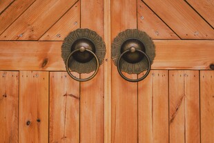 木质门上的复古金属门环