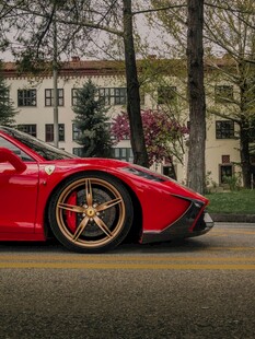 红色炫酷跑车特写