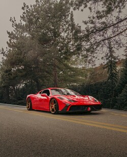 红色跑车行驶在林间道路