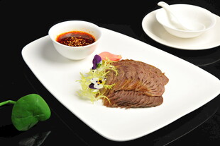 美味牛排配特色蘸料 牛肉