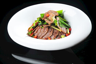 美味凉拌牛肉摆盘精致