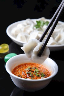 蘸料中的饺子 美味诱人 水饺