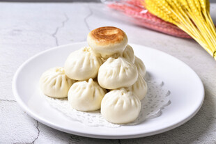 一盘美味的包子 生煎包
