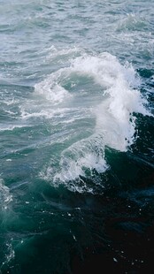 海浪翻涌的壮阔瞬间