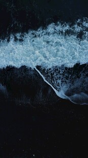 海浪翻涌的深邃海洋画面