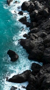 海边嶙峋礁石与碧蓝海水