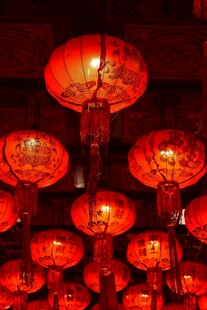 喜庆红灯笼营造节日氛围