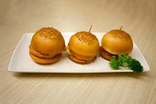 三枚美味小汉堡摆于盘上