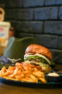 美味汉堡配金黄薯条