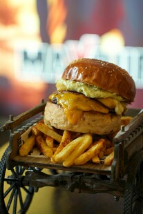 美味汉堡配金黄薯条