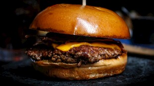 美味多汁的牛肉芝士汉堡