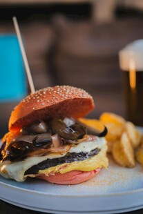 美味多层汉堡配金黄薯条