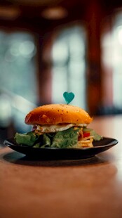 美味汉堡置于木桌之上