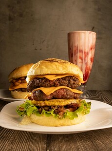 美味双层牛肉汉堡配饮料