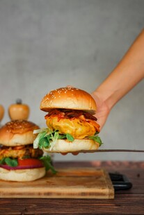 美味汉堡诱人手持