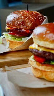 美味双层牛肉汉堡特写